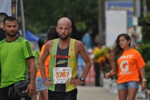 Scott Wietecha, ganador 21k, Tamarindo Beach Marathon 2014. Foto: Valerie Vega.