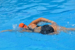 Mónica Castañeda en un entrenamiento de natación.