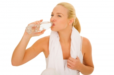 Tomar agua, el secreto para reducir kilos