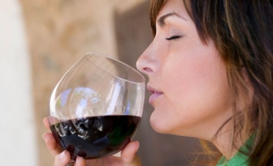 ¿Por qué algunas personas tienen dolor de cabeza cuando beben vino tinto?