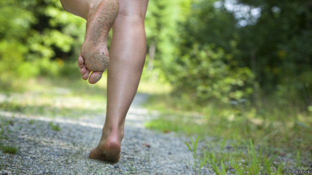 ¿Realmente beneficia correr descalzo?