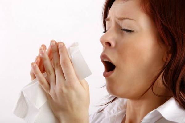 Aguantar un estornudo podría causar lesiones