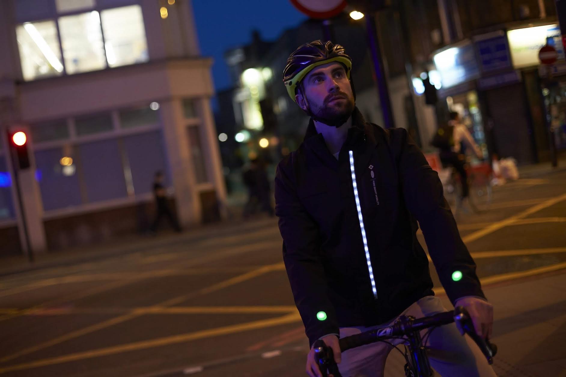 Lanzan chaqueta inteligente que aumenta la seguridad de los ciclistas