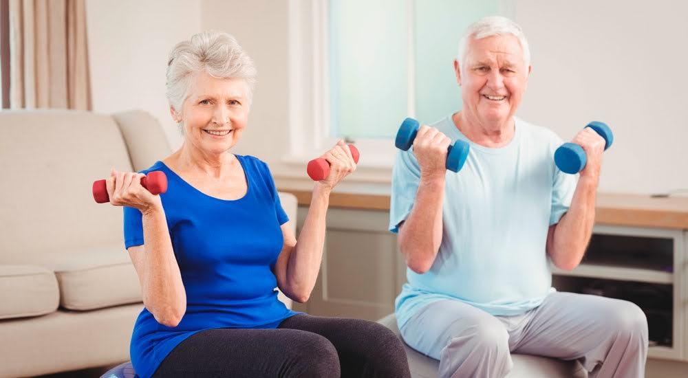 ¿Qué beneficios específicos puede traer la actividad física en adultos mayores?
