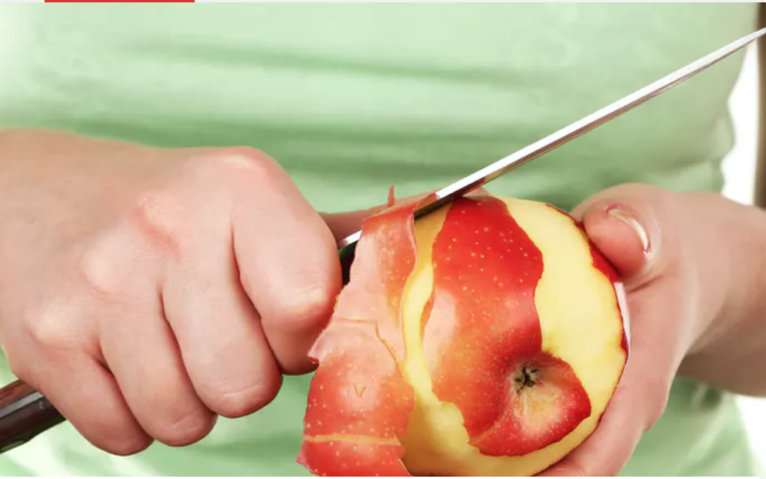 ¿Es imprescindible comer la fruta con piel para ingerir suficiente cantidad de fibra?
