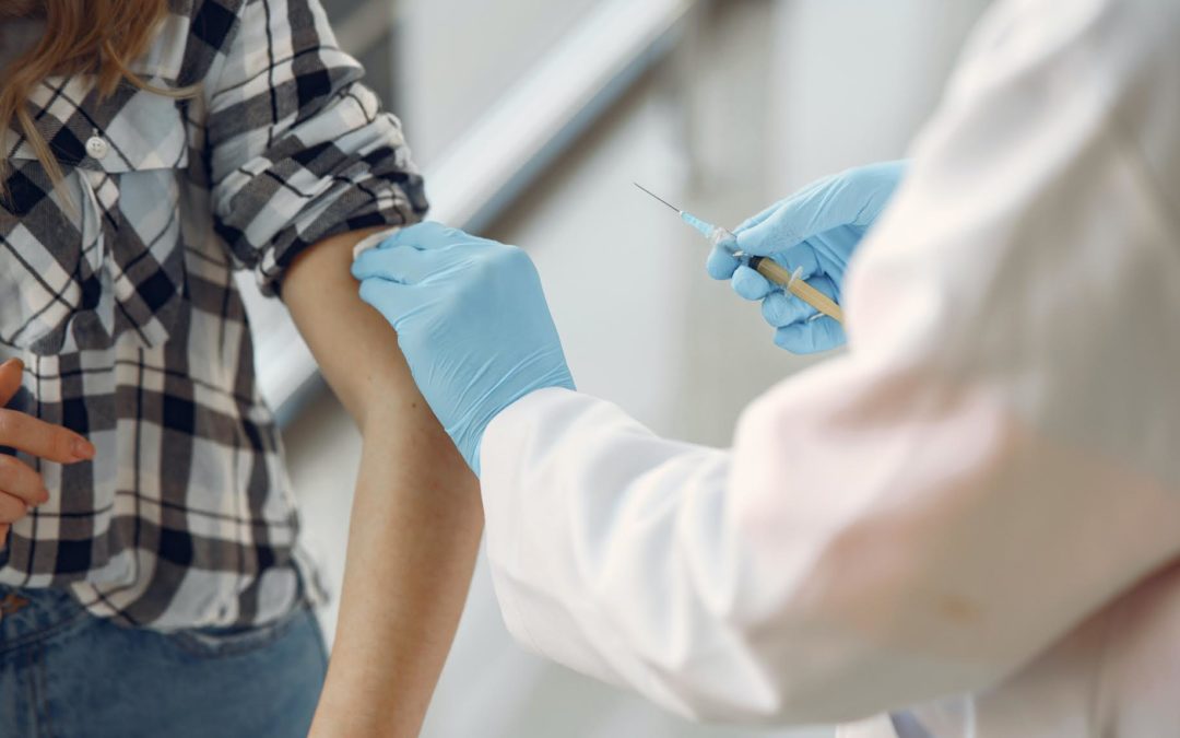 ¿Infectarse y vacunarse (y al revés) provoca una respuesta inmune más robusta?