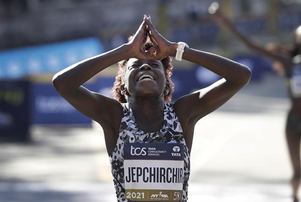 Los kenianos Jepchirchir y Korir buscan volver a ganar el maratón de Nueva York