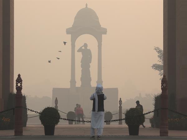 El deterioro de la calidad del aire cubre a Nueva Delhi de una niebla tóxica