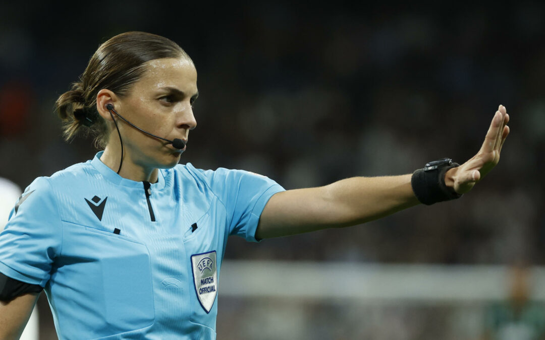 Stepanie Frappart, la primera mujer de la historia que dirigirá un encuentro en una Copa del Mundo masculina