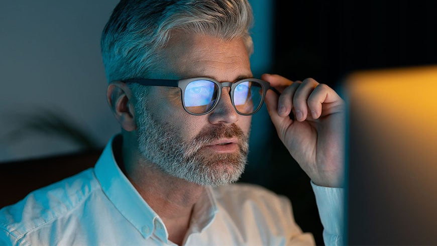 Luz azul de las pantallas: beneficios, riesgos y cuándo limitar la exposición